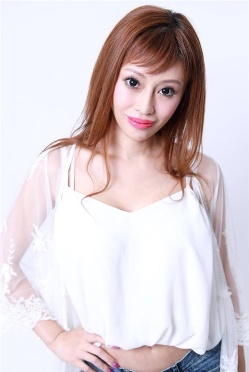 在节目里看到一位整形300次的40岁前陪酒女郎,她说开始整形是因为母亲